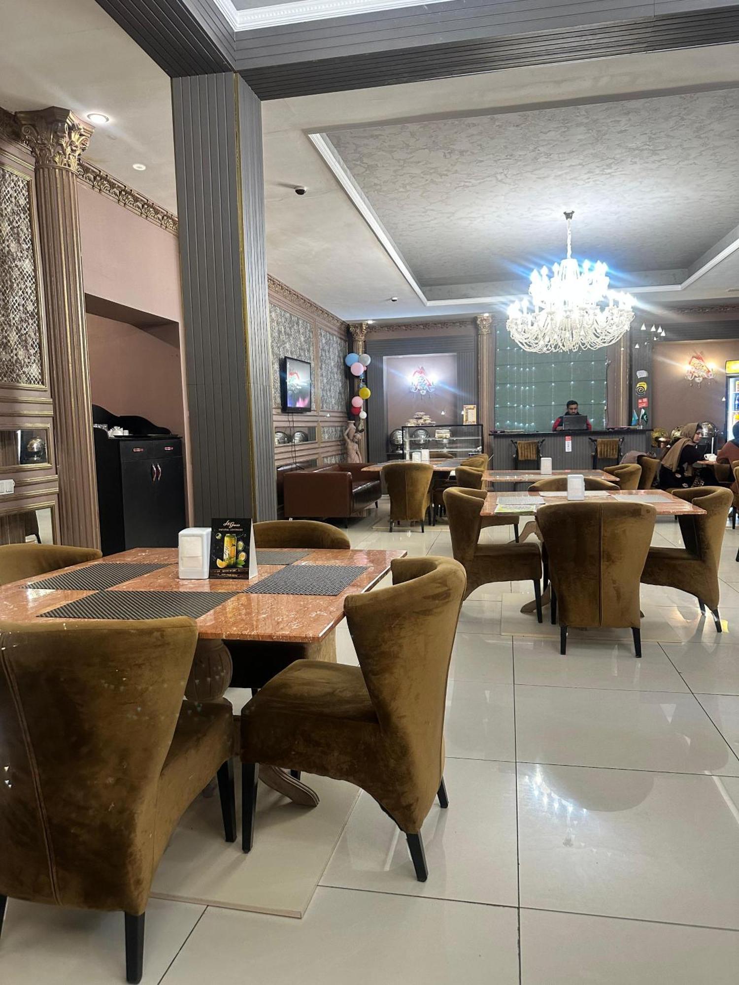 Lion Hotel Astana Buitenkant foto